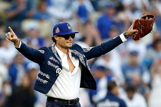 <yonhap photo-4291=""> 지난 10월 LA 다저스의 와일드카드 시리즈에서 시구자로 나선 조 켈리. Ronald Martinez/Getty Images/AFP (Photo by RONALD MARTINEZ / GETTY IMAGES NORTH AMERICA / Getty Images via AFP)/2025-10-01 10:37:38/ <저작권자 ⓒ 1980~2025 ㈜연합뉴스. 무단 전재 재배포 금지, AI 학습 및 활용 금지></yonhap>