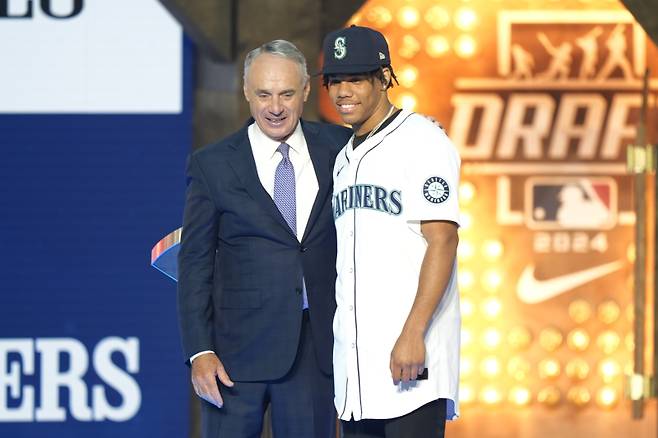 <yonhap photo-4196=""> Major League Baseball Commissioner Rob Manfred, left, and Jurrangelo Cijntje, pose after Cijntje was selected 15th overall by the Seattle Mariners in the first round of the MLB baseball draft in Fort Worth, Texas, Sunday, July 14, 2024. (AP Photo/LM Otero)/2024-07-15 09:45:40/ <저작권자 ⓒ 1980~2024 ㈜연합뉴스. 무단 전재 재배포 금지, AI 학습 및 활용 금지></yonhap>