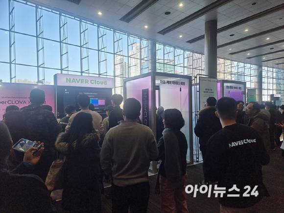 30일 오후 서울 강남구 코엑스에서 열린 ‘독자 인공지능(AI)파운데이션 모델’ 프로젝트 1차 발표회 네이버클라우드 부스. [사진=윤소진 기자]