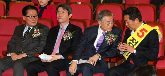 2015년 문재인(오른쪽 두번째) 새정치민주연합 당대표 후보와 정청래 최고위원 후보가 서울 여의도 국회 의원회관에서 열린 새정치민주연합 보좌진협의회 초청 간담회에서 대화하는 모습. 사진 왼쪽은 박지원, 이인영 당대표 후보. 중앙포토