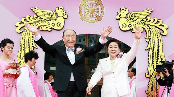 2009년 충남 아산시 선문대학교에서 문선명 총재의 주례로 열린 '10.14 참부모님 천주 축복식'. 통일교는 합동결혼식을 축복식이라고 부른다. 사진 통일교