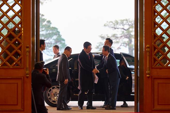 이재명 대통령이 29일 청와대로 첫 출근해 대기하고 있던 김용범 정책실장과 인사하고 있다. 사진 청와대