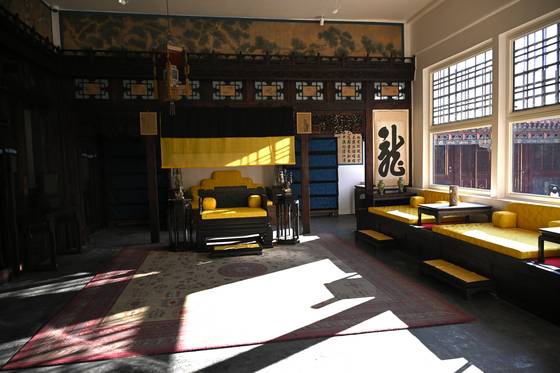 중국 수도 베이징에 있는 고궁박물원(자금성)의 양심전(養心殿)의 동난각(東暖閣) 내부 전경. 이 곳에서 서태후가 동치·광서 황제를 상대로 커튼 뒤에서 국정에 간여한 ‘수렴청정(垂簾聽政)’이 이뤄졌다. 고궁박물원 측은 약 10년에 걸친 대대적인 보수 공사를 마친 뒤 지난 26일 일반에 재개방했다. 신화통신