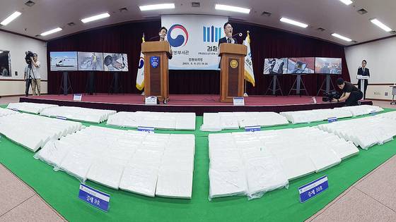 지난 8월 6일 부산 연제구 부산지방검찰청에서 부산지검과 부산세관이 부산신항에 입항한 중남미발 화물선 A호(9만t급)에서 적발·압수한 코카인 600㎏을 공개하고 있다. 코카인 600㎏은 약 2000만 명이 동시에 투약 가능한 양으로, 이는 부산항 역대 최대 규모 마약류 적발 사례로 기록됐다. 송봉근 객원기자