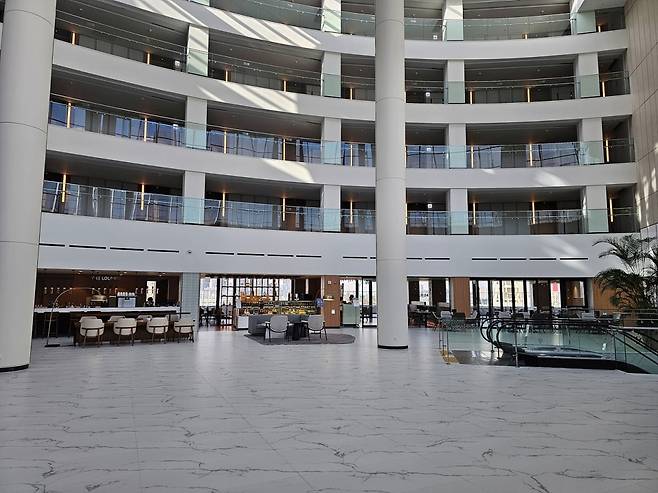 자연광을 끌어들이는 호텔 내부 구조(사진=정상미)