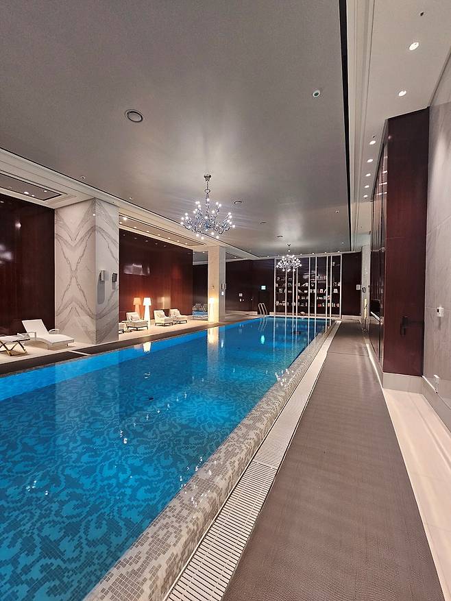 피트니스 센터와 함께 즐기는 코트야드 메리어트 평택의 실내 수영장(사진=정상미)