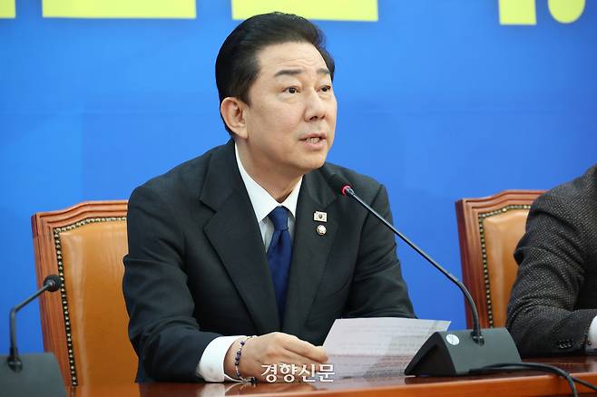 각종 특혜·비위 의혹을 받고 있는 김병기 더불어민주당 원내대표가 30일 당 원내대책회의에서 원내대표직 사퇴를 선언하고 있다. 한수빈 기자