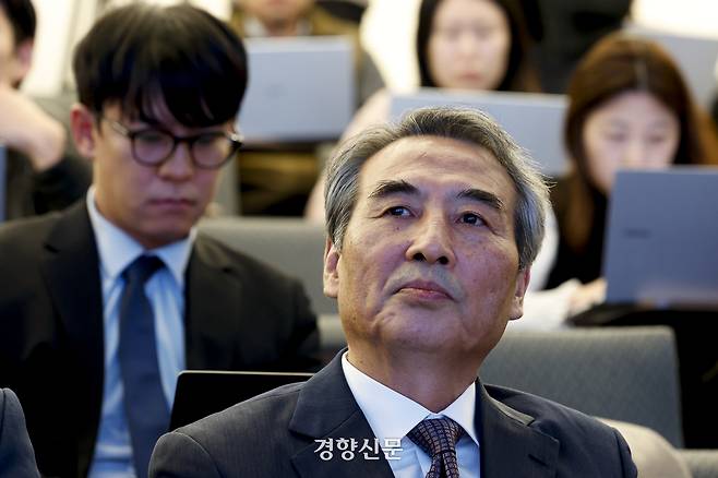 김건희 여사와 관련한 각종 의혹 사건을 수사한 민중기 특별검사가 29일 서울 종로구 KT광화문빌딩에서 기자회견장에서 180일간의 수사 결과를 발표하기 위해 자리에 앉아 있다. 문재원 기자