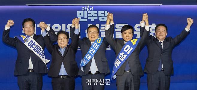 지난 23일 서울 여의도 더불어민주당사에서 열린 민주당 최고위원 보궐선거 1차 합동연설회에서 유동철(왼쭉부터)·문정복·이건태·이성윤·강득구 후보가 기념 촬영을 하고 있다. 국회사진기자단