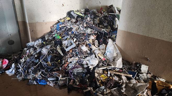 This photo shows the pile of garbage found inside the home of the man who died in an Ulsan fire on Sunday. (Yonhap)
