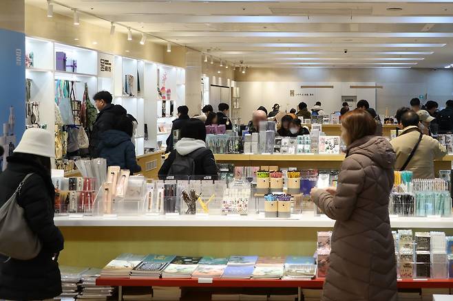Visitors browse MU:DS merchandise at the museum gift shop on Tuesday. (Yonhap)