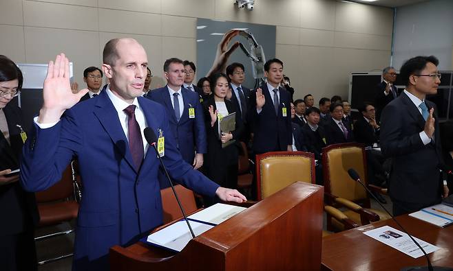 Coupang's interim CEO Harold Rogers is sworn in before the parliamentary hearing at the National Assembly in Seoul on Tuesday. (Lee Sang-sub/The Korea Herald)