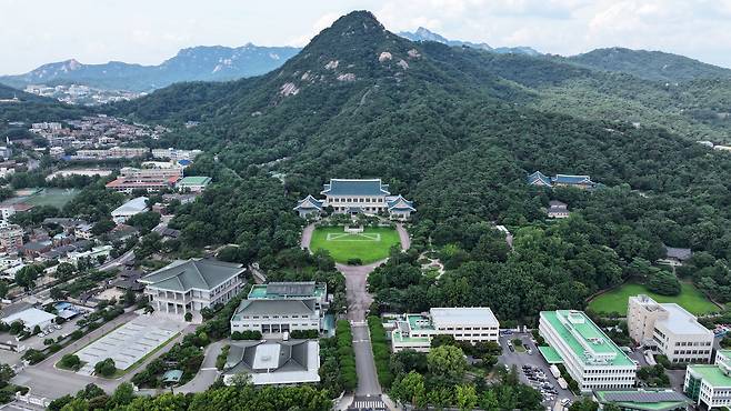 The Blue House (Cheong Wa Dae) is seen in front of Mount Bugak in Jongno District, central Seoul, on July 30. [NEWS1]