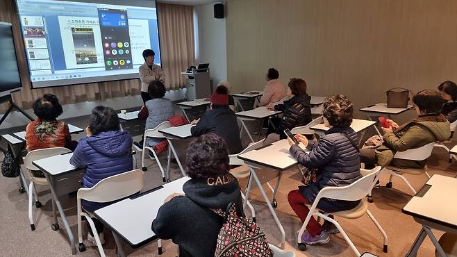 Older residents attend a class on how to use smartphones at a digital plaza in Seoul in an undated photo provided by the city government. [SEOUL METROPOLITAN GOVERNMENT]