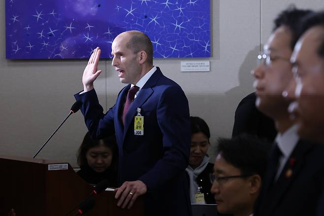 Coupang interim CEO Harold Rogers swears an oath before appearing at a National Assembly hearing on the Coupang data breach at the National Assembly building in Yeouido, western Seoul, on Dec. 30. [NEWS1]