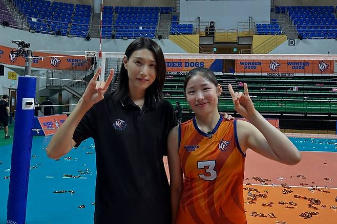 Mongolian volleyball player Inkushi, right, with volleyball player Kim Yeon-koung [SCREEN CAPTURE]