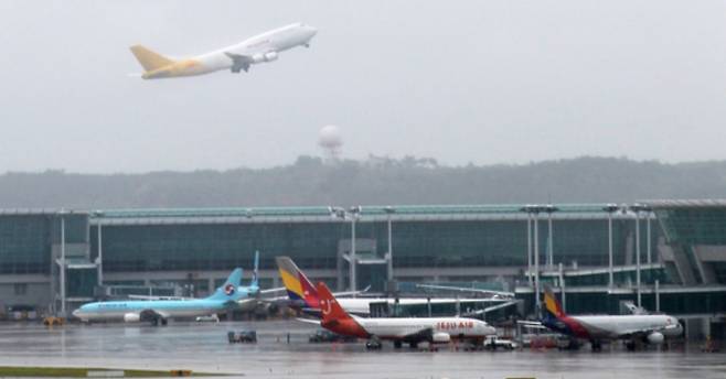 Airplanes are seen at a landing strip at Incheon International Airport on Dec. 18, 2018, in this file photo unrelated to the story. [JOONGANG ILBO]