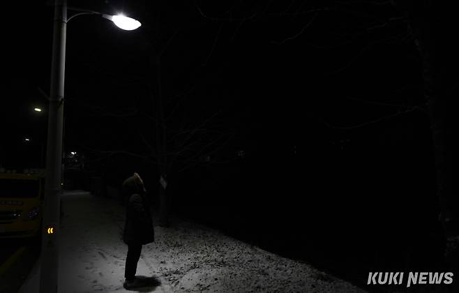 정부가 지난 10월 ‘기초생활보장제도 청년 가구분리 모의적용 시범사업’을 시행했지만, 10대 청소년은 지원 대상에서 제외됐다. 가족관계 단절을 입증하는 특례조항도 미성년자라는 이유로 적용 받지 못하는 경우가 많다. 쿠키뉴스 자료사진&nbsp;