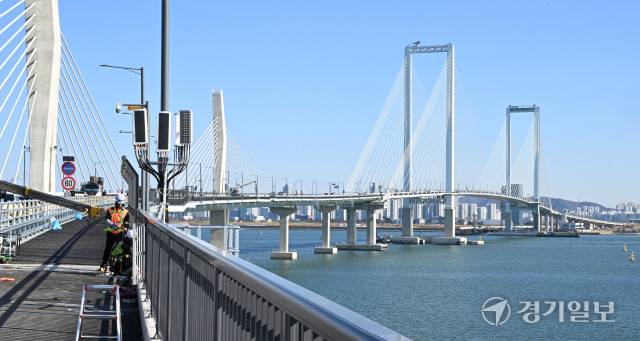 제3연륙교 보행자 통행로에 투신 방지 난간 설치 작업을 하고 있다. 조병석기자