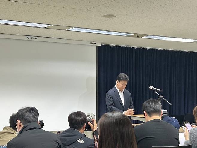 백종원 더본코리아 대표가 지난 3월 정기 주주총회에서 사과하고 있는 모습. [변덕호 기자]