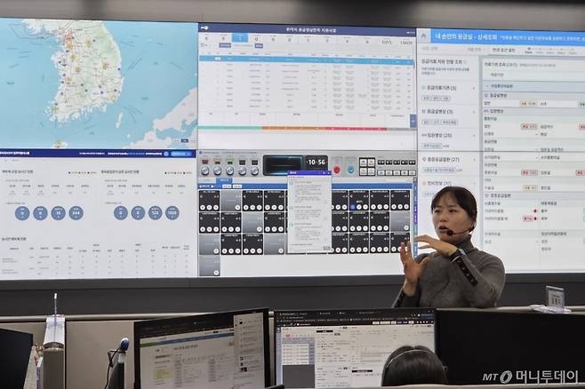 지난 29일 국립중앙의료원 중앙응급의료상황실에서 김정언 상황실장이 이송·전원 과정을 소개하고 있다. 정면 화면에는 △취약지 응급영상판독 지원사업 △중독정보관리 업무지원시스템 등 주관 사업 현황과 △내 손안의 응급실 △전국 응급실 모니터링 시스템 등이 실시간으로 노출된다./사진=박정렬 기자