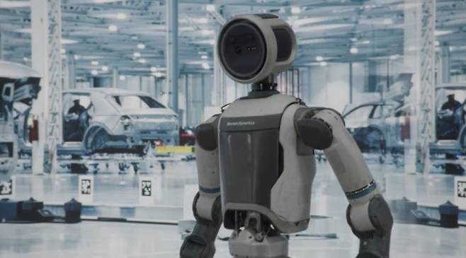 현대자동차그룹이 'CES 2026'에서 보스턴 다이내믹스의 휴머노이드 로봇 차세대 전동식 아틀라스를 처음으로 실물 시연한다. /사진=보스턴다이내믹스 유튜브 캡처