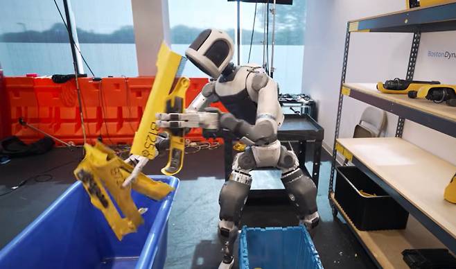 보스턴 다이내믹스의 휴머노이드 로봇 차세대 전동식 아틀라스 시연 모습. /사진=보스턴다이내믹스 유튜브 캡처