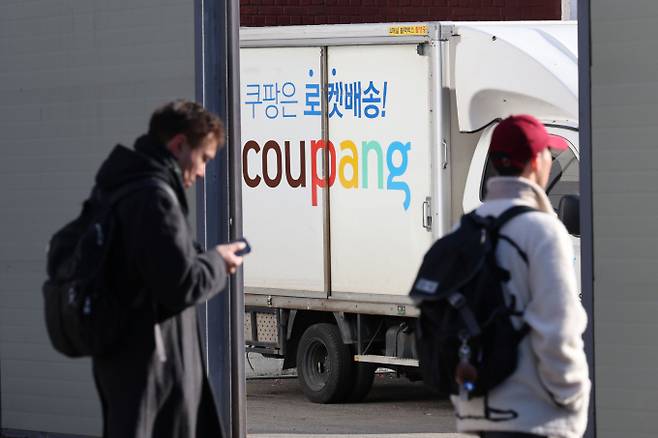 쿠팡이 대규모 개인정보 유출 피해에 대한 보상안으로 5만원 상당의 쿠폰 4종을 제시했지만 여기에는 정교하게 설계된 수수료 회수 계산이 깔려 있었던 것으로 분석된다. /사진=뉴시스