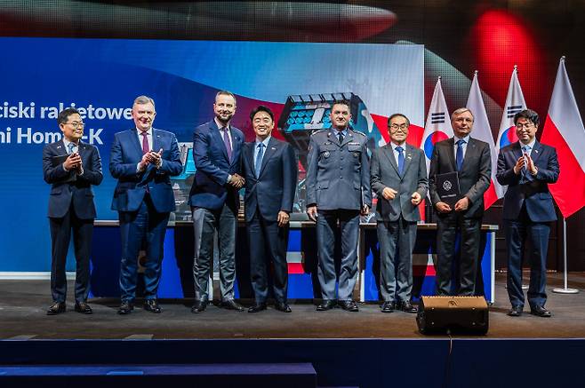 지난 29일 폴란드 바르샤바에서 열린 '천무 3차 실행계약 체결식'에서 강훈식 대통령실 비서실장(왼쪽 네번째)이 코시니악 카미슈 폴란드 부총리와 악수하고 있는 모습. (왼쪽부터) 손재일 한화에어로스페이스 대표이사, 파베우 베이다 폴란드 국방부 차관, (왼쪽 다섯째부터)아르투르 쿱텔 폴란드 군비청장, 이용철 방사청장, 피오트르 보이첵 WB그룹 회장, 원종대 국방부 자원관리실장. /사진=한화에어로스페이스