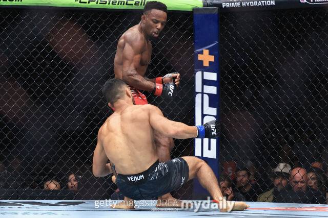 아론 피코를 백스핀 엘보우로 실신시킨 르론 머피(레드 글러브)./게티이미지코리아