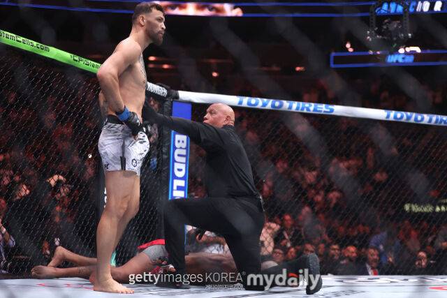 킹 그린을 그림 같은 뒤돌려차기로 KO시킨 이후의 마우리시오 루피(블루 글러브)./게티이미지코리아