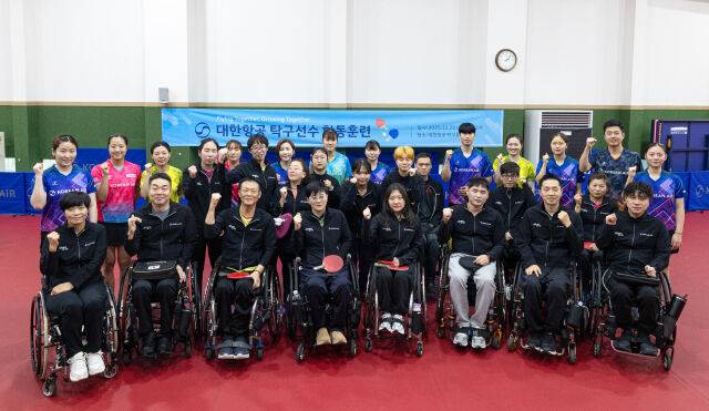 대한항공 소속 여자탁구단과 장애인 탁구선수들이 교류하는 시간을 가졌다./대한항공 탁구단