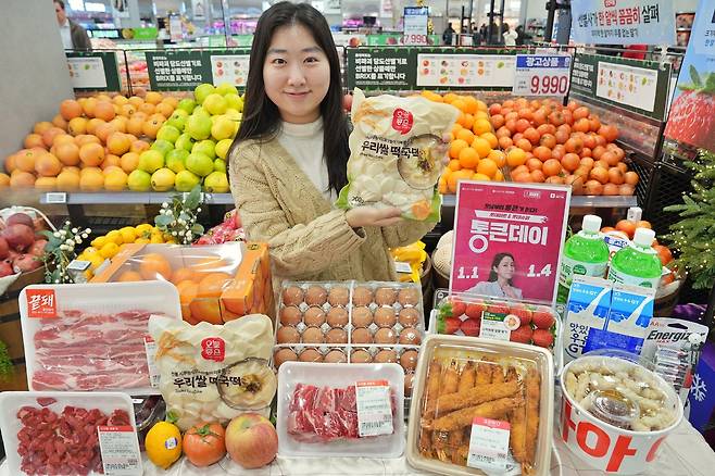 서울시 중구에 위치한 롯데마트 제타플렉스 서울역점에서 ‘통큰데이’ 행사를 홍보하는 직원의 모습 [롯데마트 제공]