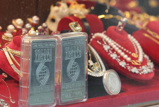 서울 시내 금은방에 실버바가 진열돼있다. [연합]
