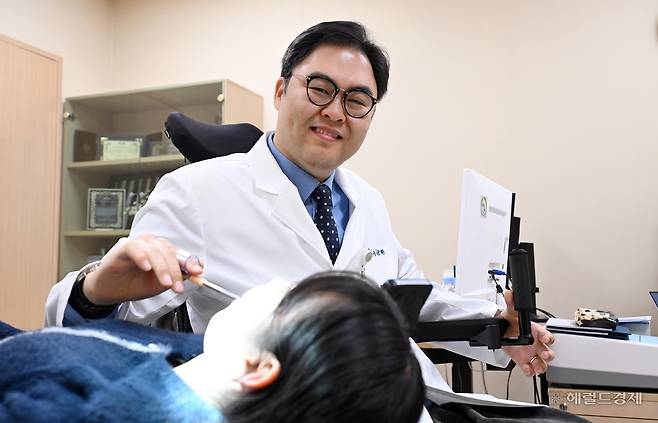 이규환 분당서울대병원 건강증진센터 교수가 26일 오전 경기도 성남시 분당서울대병원 건강증진센터에서 환자를 진료하고 있다. 이상섭 기자