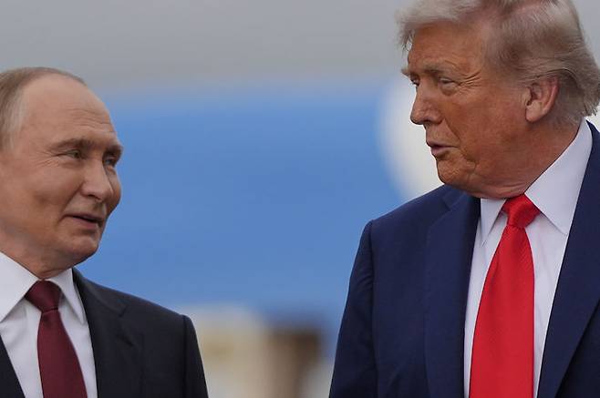 [앵커리지=AP/뉴시스] 도널드 트럼프(오른쪽) 미국 대통령과 블라디미르 푸틴 러시아 대통령이 지난 8월 15일(현지 시간) 미 알래스카주 앵커리지의 앨먼도프-리처드슨 합동군사기지에서 만나 대화하고 있다. 2025.12.30.