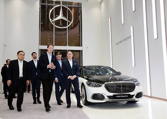 [서울=뉴시스] 왼쪽부터 노재봉 HS효성더클래스 대표이사, 옌스 쿠나스 메르세데스-벤츠 그룹 AG 승용부문 세일즈 총괄, 올라 칼레니우스 메르세데스-벤츠 그룹 AG CEO, 마티아스 바이틀 메르세데스-벤츠 코리아 대표이사, 조현상 HS효성 부회장이 마이바흐 브랜드센터 서울에서 비즈니스 방안 등을 논의하고 있다. (사진=메르세데스-벤츠 코리아 제공) photo@newsis.com *재판매 및 DB 금지