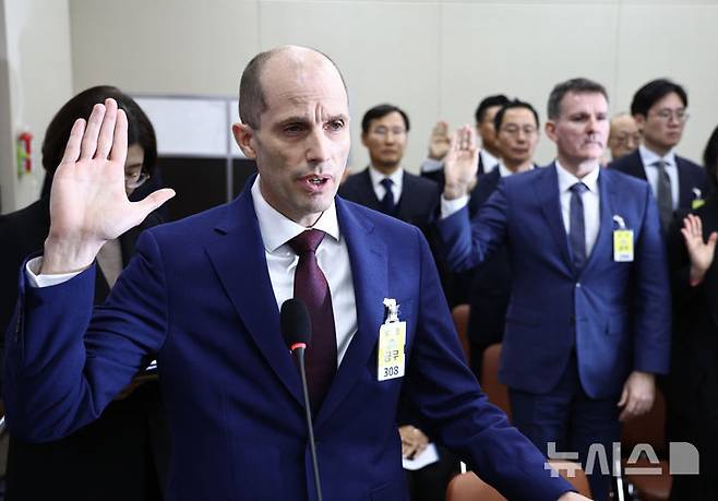 [서울=뉴시스] 김명년 기자 = 해롤드 로저스 쿠팡 대표이사가 30일 오전 서울 여의도 국회에서 열린 쿠팡 침해사고 및 개인정보 유출, 불공정 거래, 노동환경 실태 파악과 재발방지 대책 마련을 위한 연석 청문회에서 선서하고 있다. 2025.12.30. kmn@newsis.com