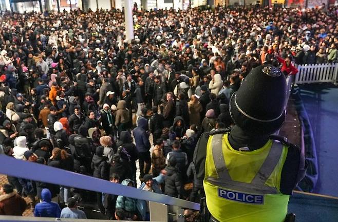 지난 해 새해전야 행사에 거짓 소식을 듣고 버밍엄 시내에 모인 사람들 [더 데일리 텔레그래프 제공]