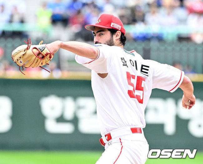 [OSEN=인천, 이대선 기자] 9일 인천 SSG랜더스필드에서 2025 신한 SOL뱅크 KBO리그 준플레이오프(5전 3선승제) 1차전 SSG 랜더스와 삼성 라이온즈의 경기가 열렸다.SSG은 화이트, 삼성은 최원태를 선발 투수로 내세웠다.1회초 무사에서 SSG 선발투수 화이트가 역투하고 있다. 2025.10.09 /sunday@osen.co.kr