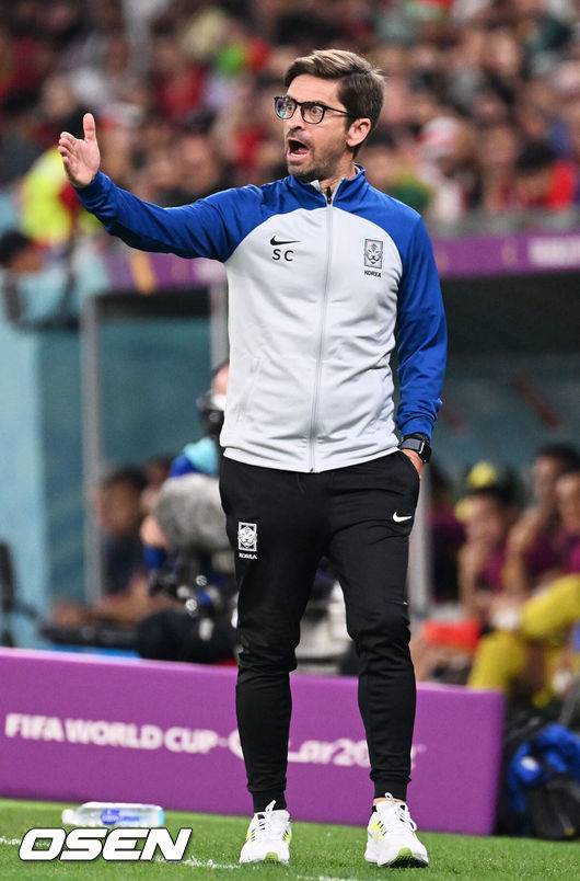 [OSEN=알 라이얀(카타르), 박준형 기자] 2일 (현지시간) 카타르 도하 에듀케이션 시티 스타디움에서 2022 카타르월드컵 H조 최종전 대한민국과 포르투갈의 경기가 진행됐다.전반 한국 세르지우 코스타 수석코치가 선수들에게 작전을 전하고 있다. 2022.12.02 / soul1014@osen.co.kr