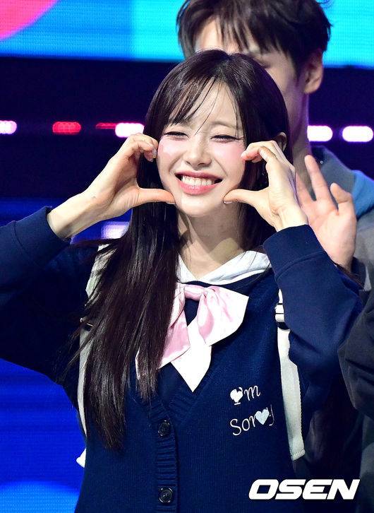 [OSEN=최규한 기자] 23일 오후 경기도 고양시 MBC 드림센터에서 ‘쇼! 챔피언(Show! Champion)’ 생방송이 진행됐다.이번 쇼 챔피언은 82MAJOR, ifeye (이프아이), FANTASY BOYS, Kik5o X AleXa, TIOT(티아이오티), UNIS(유니스), 권은비, 신의진, 안율, 앰퍼샌드원(AMPERS&ONE), 츄 등이 화려한 무대를 펼친다.가수 츄가 팬들에게 인사하고 있다. 2025.04.23 / dreamer@osen.co.kr