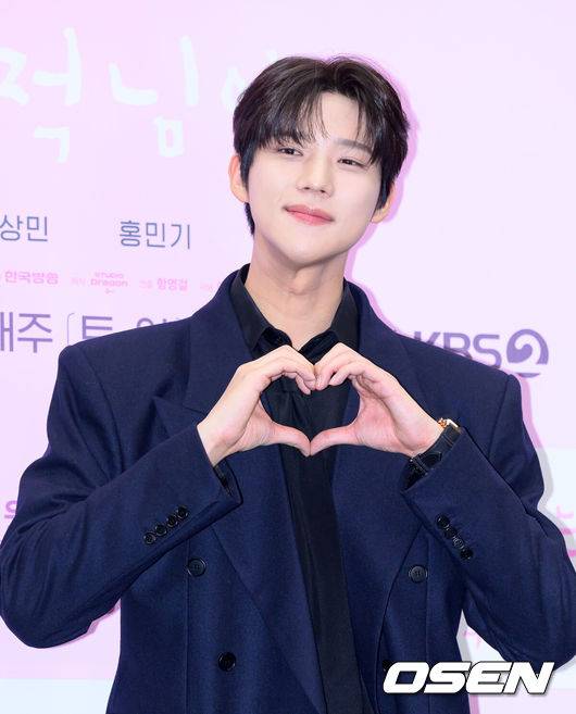 [OSEN=이대선 기자] 30일 오후 서울 마포구 스탠포드 호텔 서울에서 KBS 2TV 새 토일 미니시리즈 ‘은애하는 도적님아’ 제작발표회가 열렸다.어쩌다 천하제일 도적이 된 여인과 그녀를 쫓던 대군, 두 남녀의 영혼이 바뀌면서 서로를 구원하고 종국엔 백성을 지켜내는 위험하고 위대한 로맨스를 담은 KBS 2TV 새 토일 미니시리즈 ‘은애하는 도적님아’는 오는 2026년 1월 3일(토) 밤 9시 20분에 첫 방송된다.배우 문상민이 포토타임을 가지고 있다. 2025.12.30 /sunday@osen.co.kr