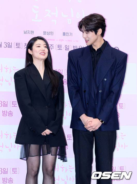 [OSEN=이대선 기자] 30일 오후 서울 마포구 스탠포드 호텔 서울에서 KBS 2TV 새 토일 미니시리즈 ‘은애하는 도적님아’ 제작발표회가 열렸다.어쩌다 천하제일 도적이 된 여인과 그녀를 쫓던 대군, 두 남녀의 영혼이 바뀌면서 서로를 구원하고 종국엔 백성을 지켜내는 위험하고 위대한 로맨스를 담은 KBS 2TV 새 토일 미니시리즈 ‘은애하는 도적님아’는 오는 2026년 1월 3일(토) 밤 9시 20분에 첫 방송된다.배우 남지현, 문상민이 포토타임을 가지고 있다. 2025.12.30 /sunday@osen.co.kr