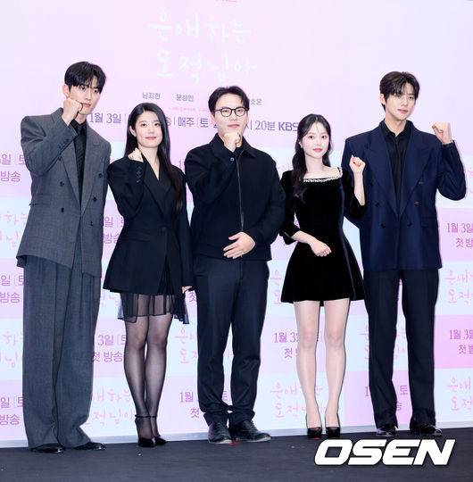 [OSEN=이대선 기자] 30일 오후 서울 마포구 스탠포드 호텔 서울에서 KBS 2TV 새 토일 미니시리즈 ‘은애하는 도적님아’ 제작발표회가 열렸다.어쩌다 천하제일 도적이 된 여인과 그녀를 쫓던 대군, 두 남녀의 영혼이 바뀌면서 서로를 구원하고 종국엔 백성을 지켜내는 위험하고 위대한 로맨스를 담은 KBS 2TV 새 토일 미니시리즈 ‘은애하는 도적님아’는 오는 2026년 1월 3일(토) 밤 9시 20분에 첫 방송된다.배우 홍민기, 남지현, 함영걸 감독, 한소은, 문상민이 포토타임을 가지고 있다. 2025.12.30 /sunday@osen.co.kr