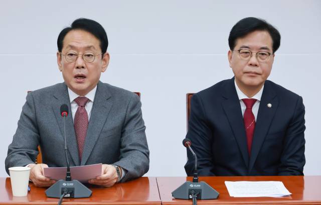 ▲국민의힘 김도읍 정책위의장(왼쪽)이 30일 국회에서 열린 원내대책회의에 참석해 발언하고 있다. 오른쪽은 송언석 원내대표. ⓒ연합뉴스