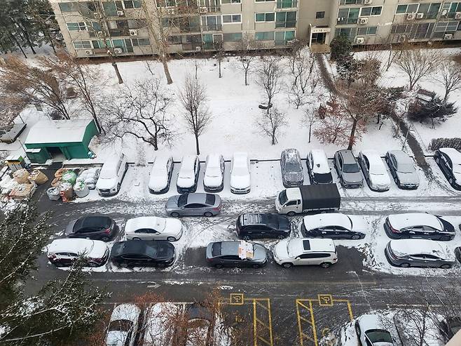 구축 아파트 단지 주차장 모습. 밤 시간대에는 3중 주차가 반복되지만, 중립 미설정 차량이 많아 입주민 불편이 크다. 양다훈 기자