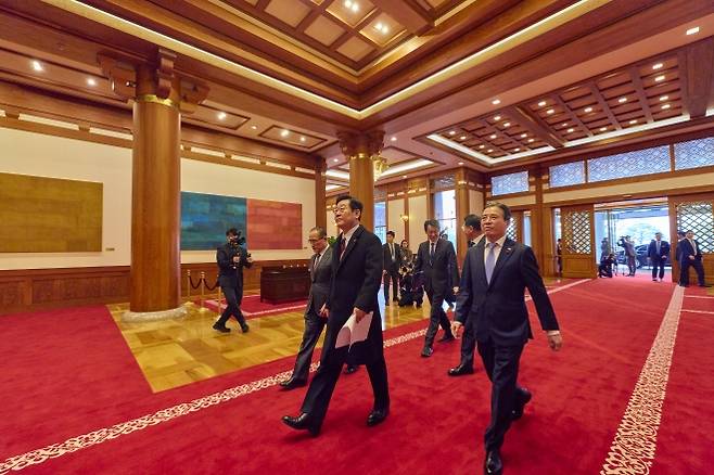 李대통령, 통합 넥타이 매고 청와대 첫 출근 - 이재명 대통령이 청와대 복귀 첫날인 29일 흰색, 빨간색, 파란색이 배색된 ‘통합 넥타이’를 매고 참모들과 함께 청와대 본관으로 들어서고 있다. 현직 대통령이 청와대에 출근한 것은 문재인 전 대통령 이후 1330일 만이다. 앞줄 오른쪽부터 김용범 정책실장, 이 대통령, 위성락 국가안보실장.  청와대 제공