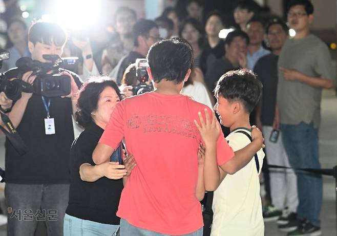 미국 조지아주 한국 기업 배터리 합작 공장 건설 현장에서 일하다가 미 당국에 체포돼 일주일간 구금됐던 한국인 노동자들이 9월 12일 귀국해 가족 품에 안기고 있다. 서울신문 DB