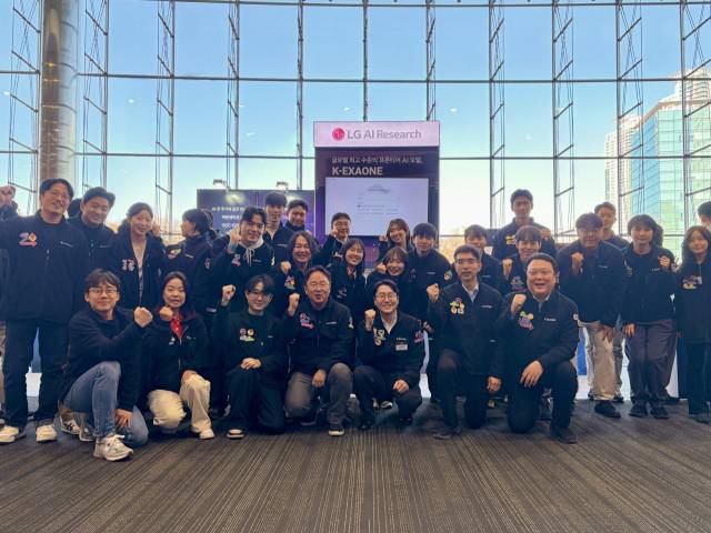 30일 서울 강남 코엑스에서 열린 과학기술정보통신부 주관 독자 AI 파운데이션 모델 1차 발표회에 참가한 K-엑사원 컨소시엄 구성원들이 기념 촬영을 하고 있다. 사진제공=LG
